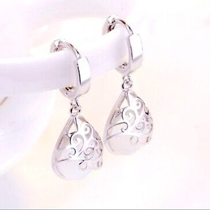 Sterling silver moonstone earrings w/shine affect,never worn,still ln wrap/box!